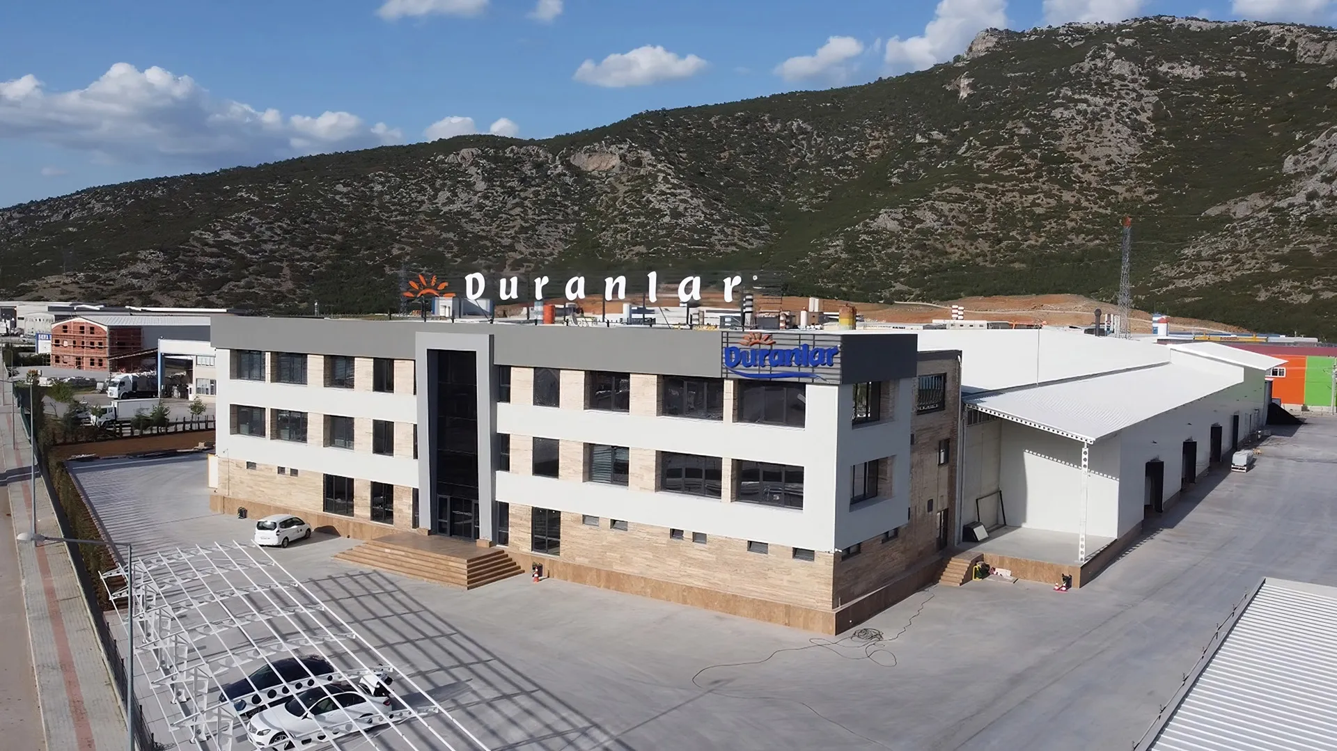 Fabrikanın bitmiş halinin dron ile yakın plan çekimi.